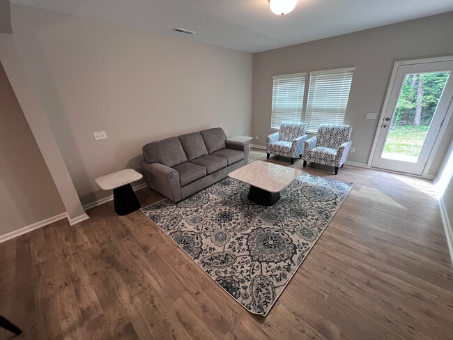 Foto del edificio - Room in Townhome on Reeves St