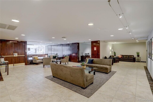 Foto del edificio - 790 N Washington St