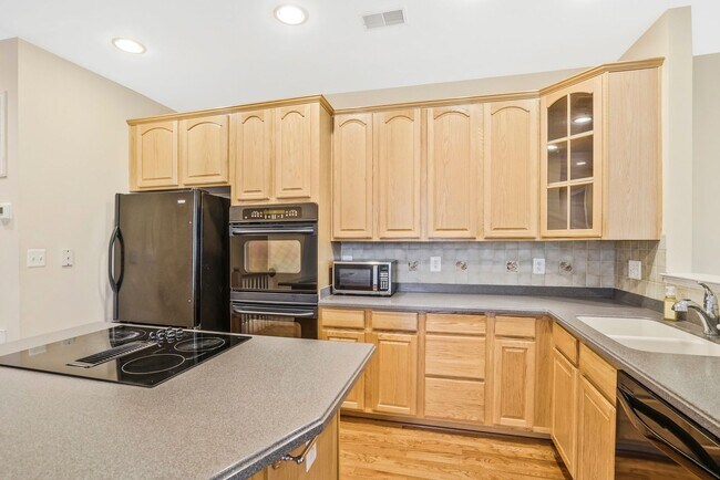 Building Photo - Spacious Brick Townhome minutes from Vienn...