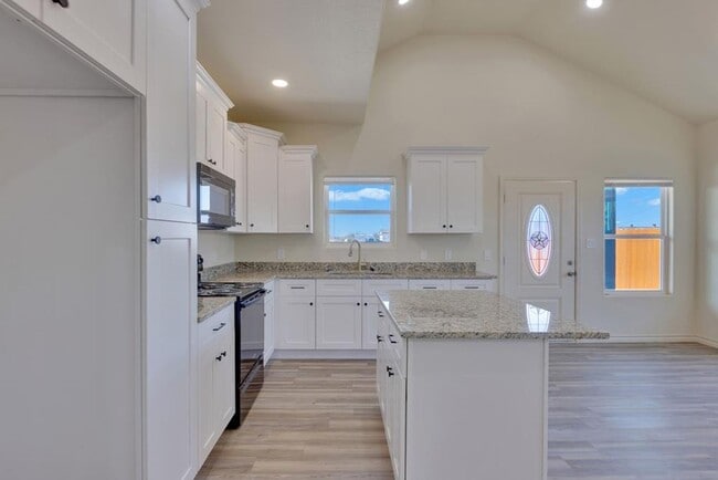 Building Photo - 1020