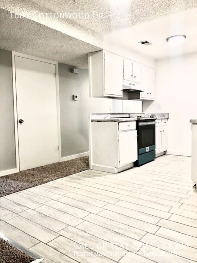 Foto del edificio - 1606 Cottonwood Dr