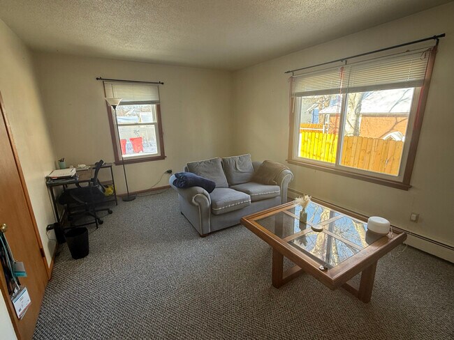 Foto del edificio - 7 11th Ave NW