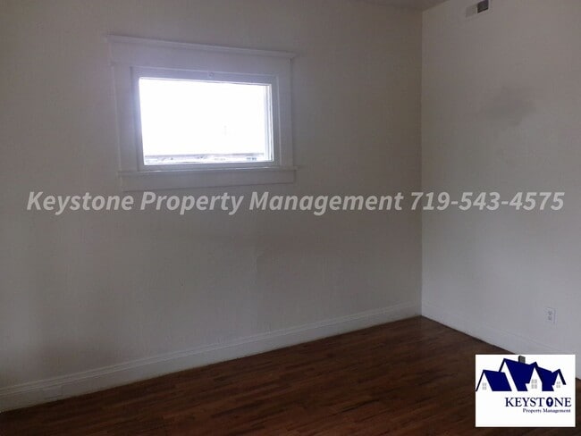 Building Photo - Charming Southside Victorian Tri-plex - Ap...