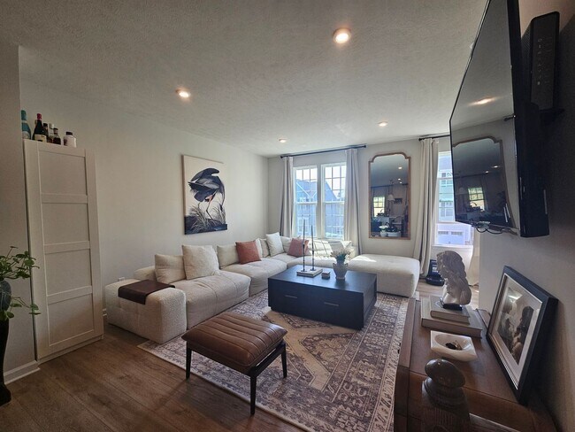 Building Photo - 3 Bedroom, 2.5 Bathroom Townhome, Availabl...