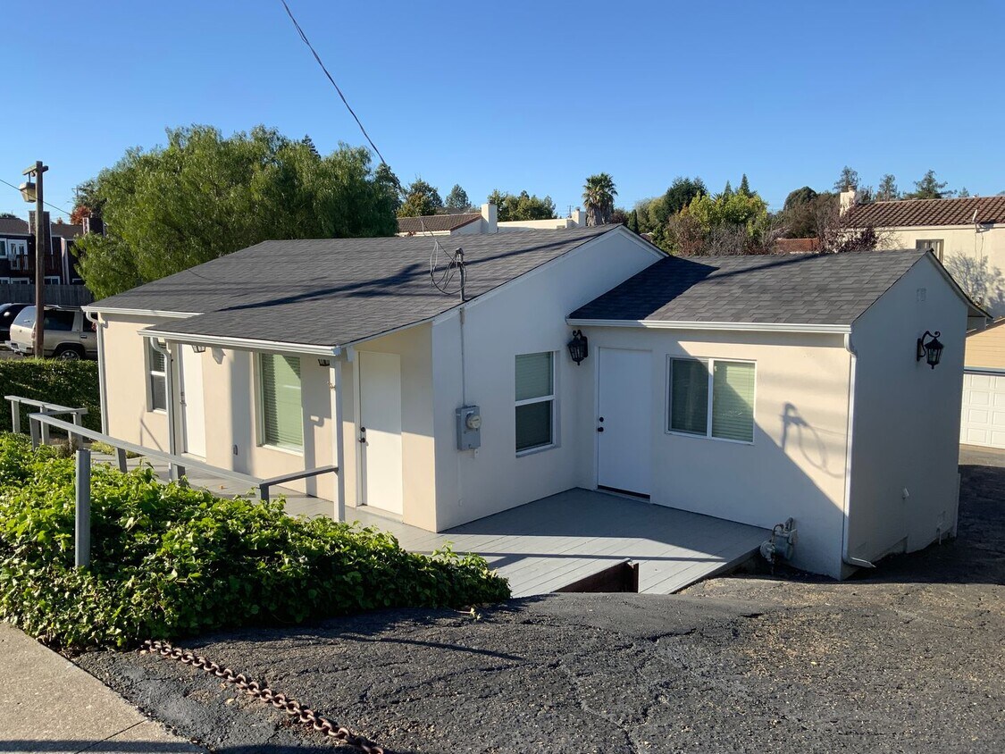 Foto principal - Beautifully remodeled 3 bedroom 2 bath Pin...