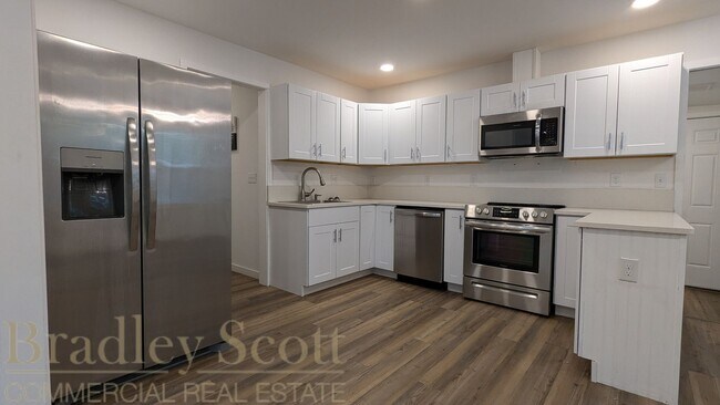Foto del edificio - 4 bedroom home with air conditioning - Gre...