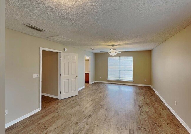 Foto del edificio - 15584 Moss Hollow Dr