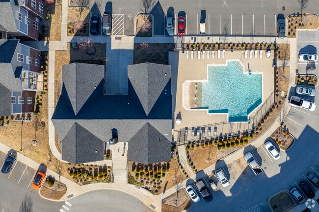 Clubhouse & Pool - Groves at Peach Orchard