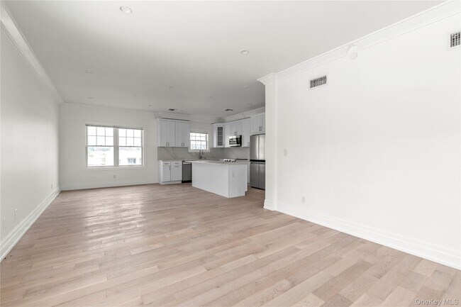 Building Photo - 20 Secatoag Ave