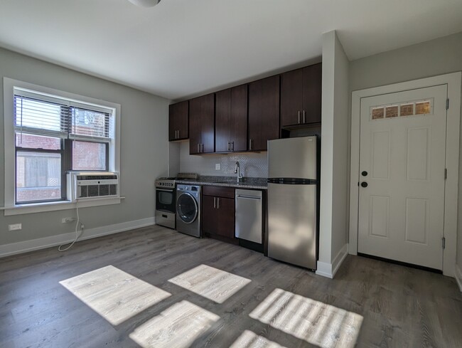 Building Photo - 423 W Belden Ave