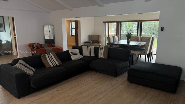 Foto del edificio - 4905 Bayberry Ln