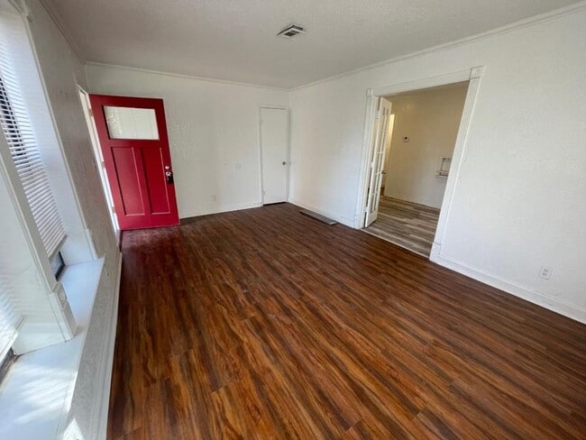 Building Photo - 1 Bed 1 Bath Duplex For Lease!