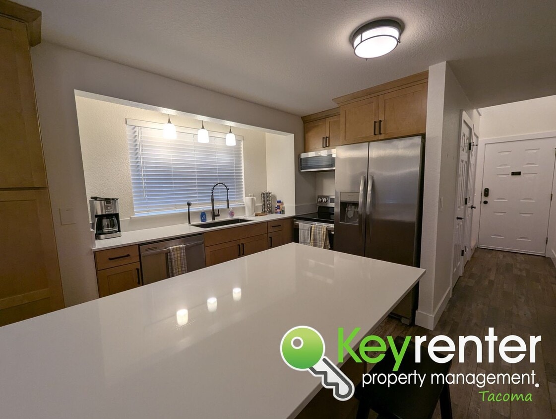 Foto principal - Modern 3 Bedroom, 2.5 Bathroom Fully Furnished Puyallup Duplex in Prime Location