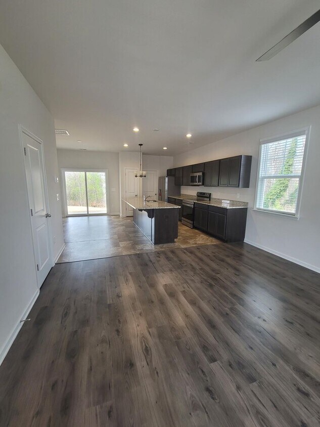 Primary Photo - 3 Bed/ 2 full + 2 1/2 baths NEW Boiling Sp...