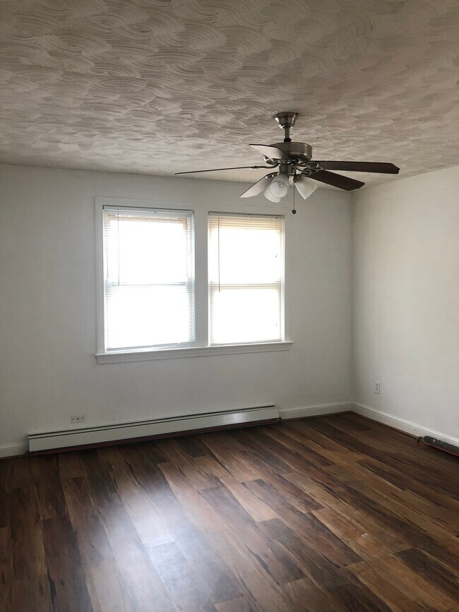 Sala de estar - 420 Newcomb St SE