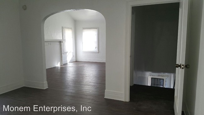 Building Photo - 1561-1569 N Serrano Ave