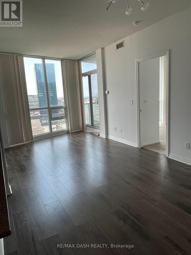 Photo du bâtiment - 12 Yonge St