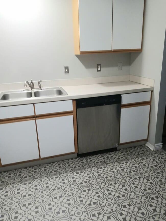 Building Photo - Remodeled 2 Bed 1 Bath! Close to freeway, ...