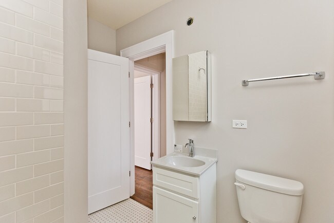 Building Photo - 817 W Lakeside Pl