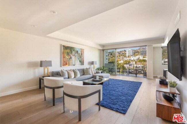 Foto del edificio - 818 N Doheny Dr