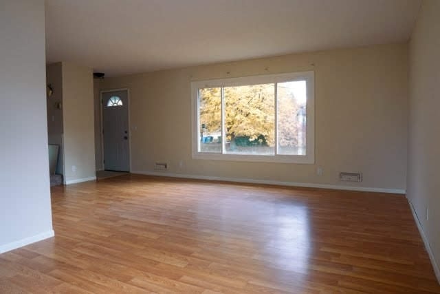 Large living room with lots of natural light - 1364 Poppyseed Dr