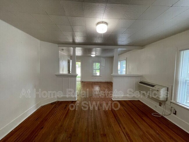 Building Photo - 1045 S Weaver Ave