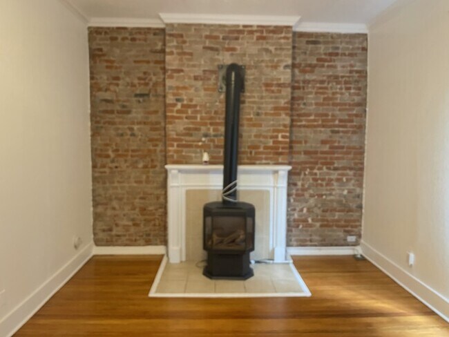 Building Photo - Stunning Duplex in Denver