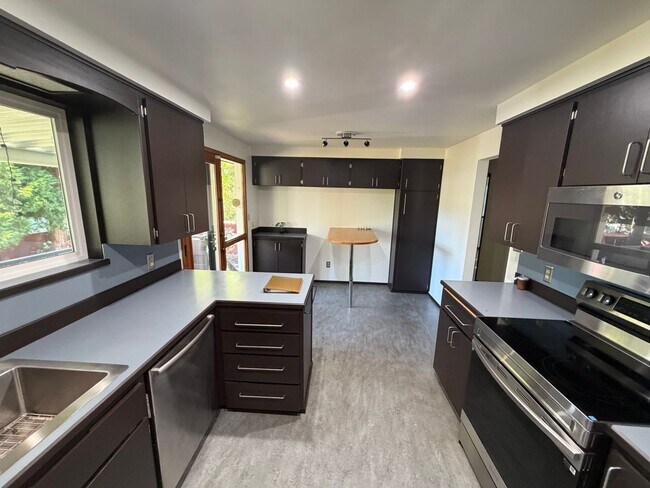 Building Photo - Top Floor Unit in Tastefully Updated Home!