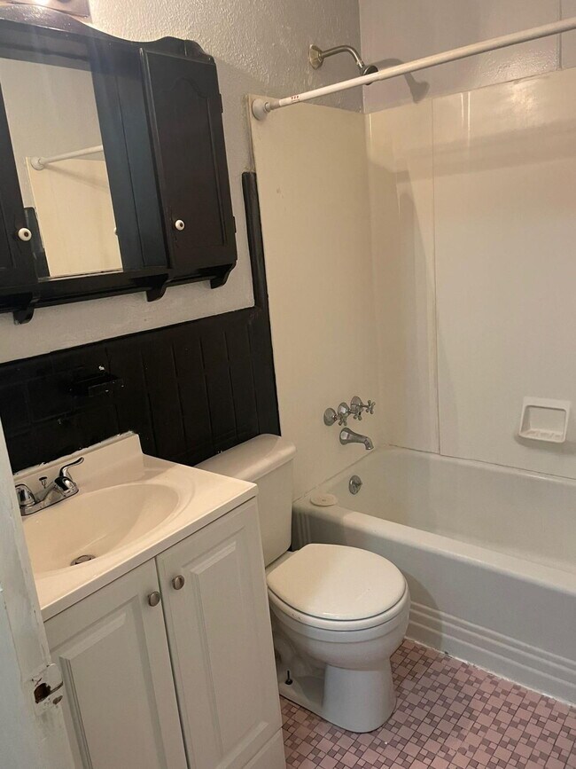 Foto del edificio - "Charming 2-Bedroom Home in Flordell Hills – Cozy Living with 996 Sq Ft of Comfort!"