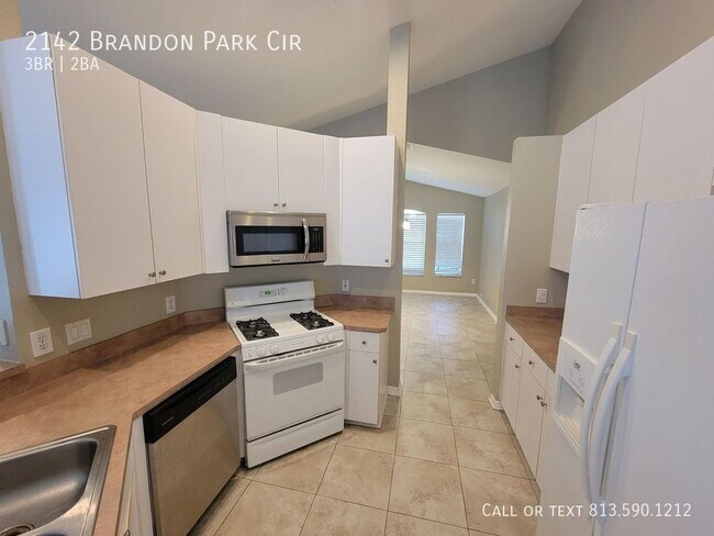 Foto del edificio - 2142 Brandon Park Cir