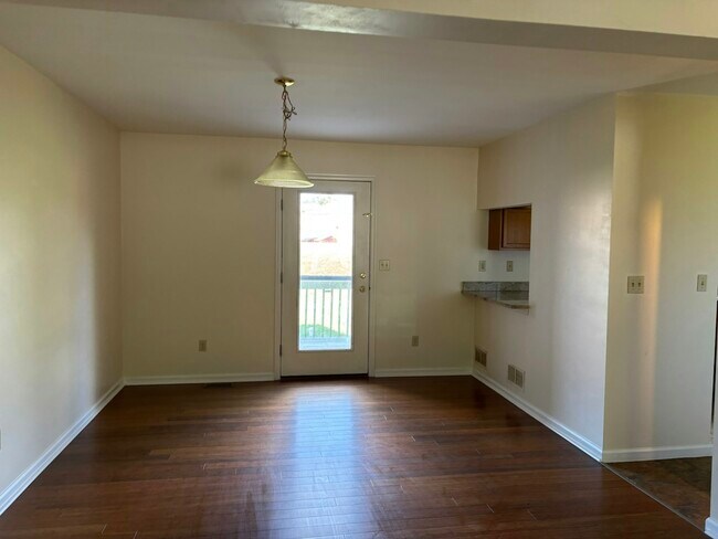 Foto del edificio - 108 Glen Combe Cir