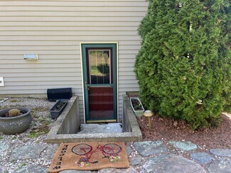 Building Photo - 15 Oak Hill Dr