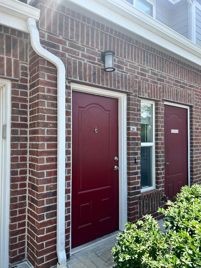 Building Photo - Quiet & Clean 2 bed / 2 bath Condo with Garage