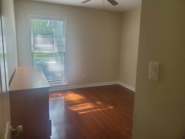Building Photo - 419 Summerview Dr