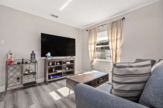 Foto del edificio - "Charming 3-Bed, 2-Bath Home in Tampa – Perfect Blend of Comfort and Convenience!"
