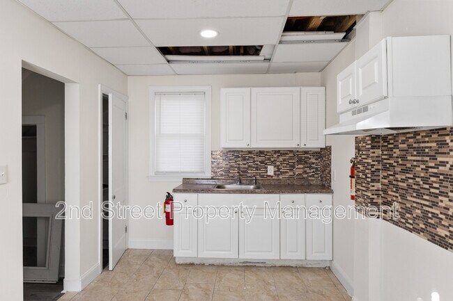 Building Photo - 701 N Warwick Rd