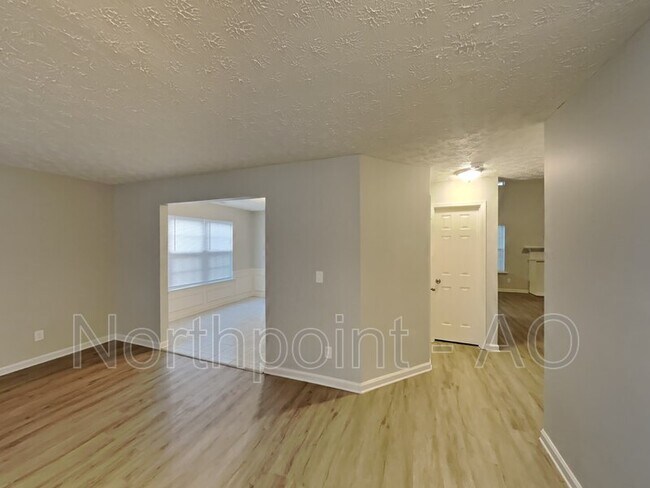 Foto del edificio - 3711 Sandy Shoals Ln