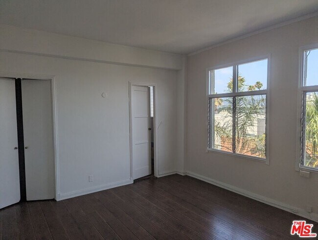 Building Photo - 634 S Gramercy Pl