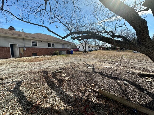 Foto del edificio - Charming 3BR Home Near Duke Regional