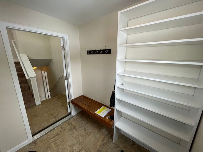 Building Photo - 3 Bedroom Home in South Anchorage!