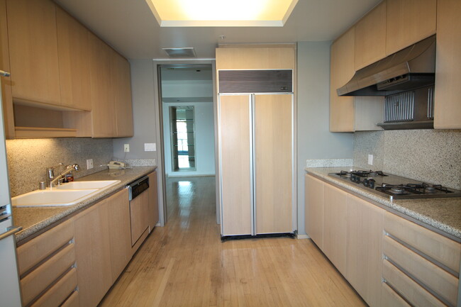 Kitchen - 10490 Wilshire Blvd