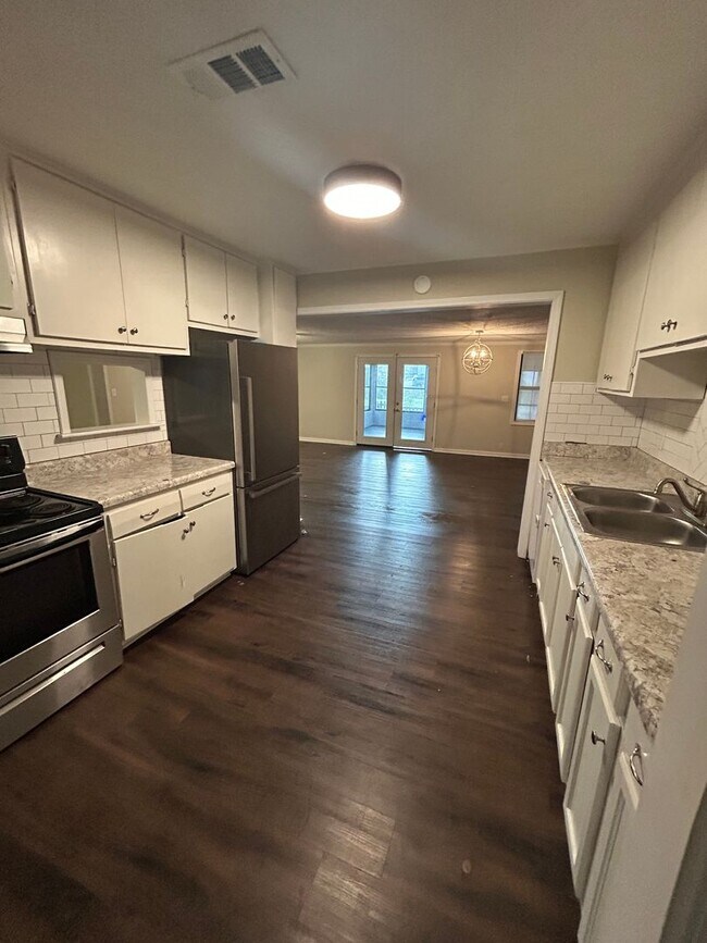 Building Photo - Beautiful 3 bedroom 2 bath home