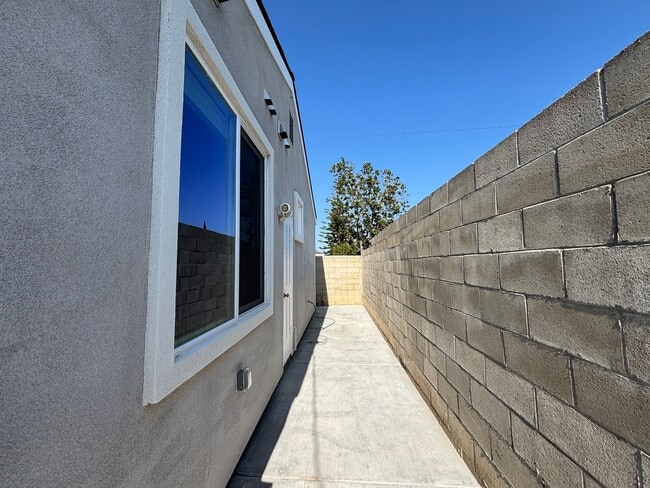 Building Photo - 1056 N Lincoln St
