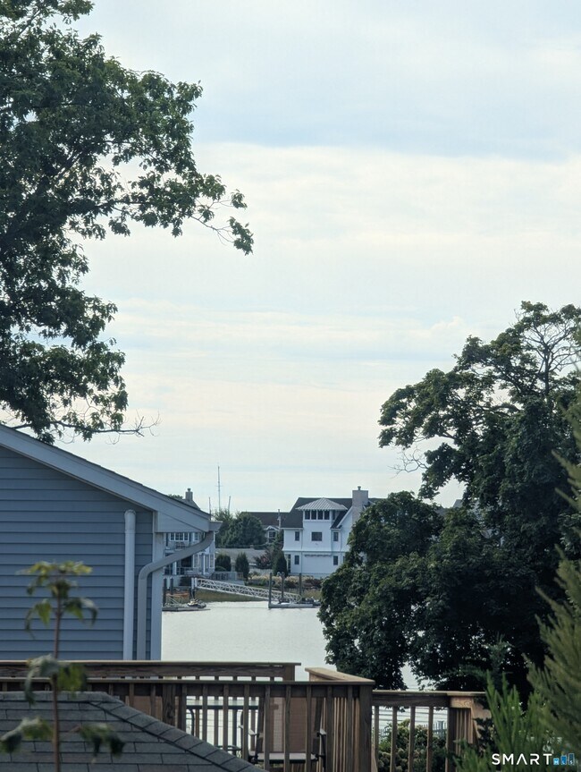 Foto del edificio - 6 Hawkins Ave