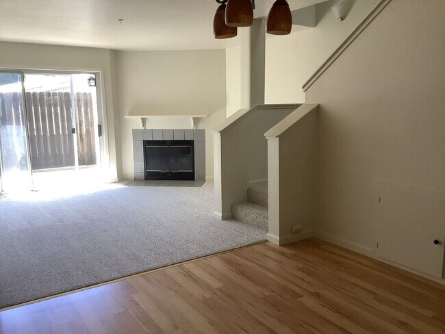 Foto del edificio - Centrally Located 2 Bedroom Townhome