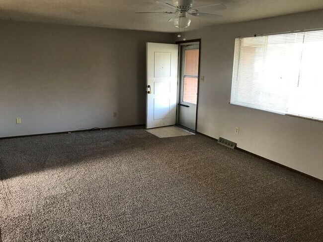 Foto del edificio - 3 Bedroom, 1 Bath Home with 1 car attached...