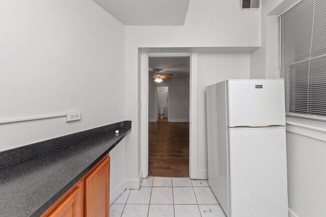 Foto del edificio - 3727 N Pine Grove Ave