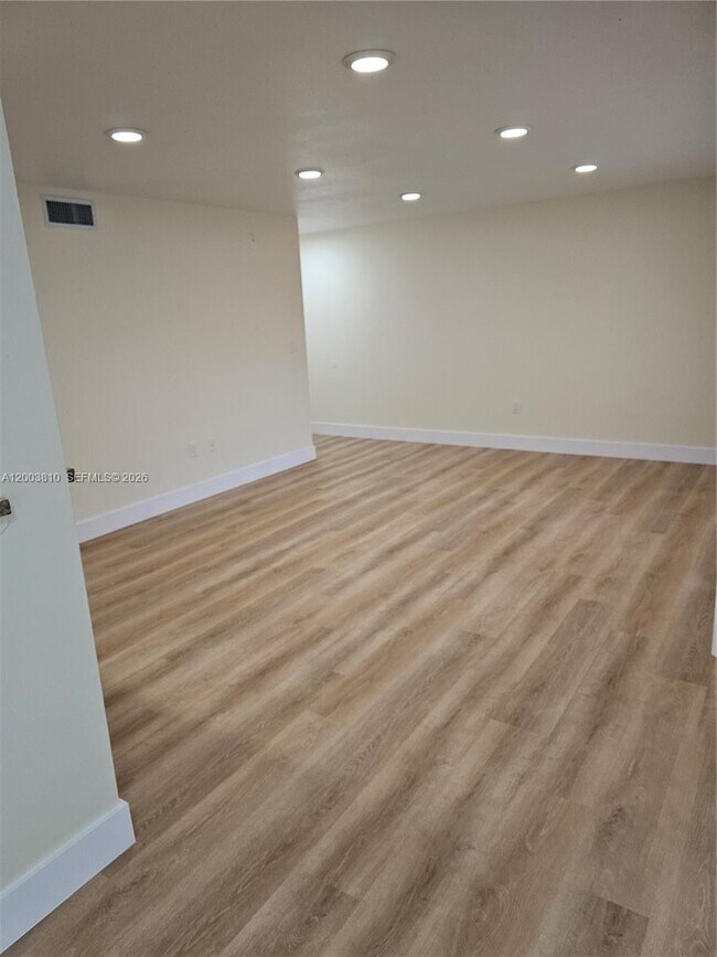 Foto del edificio - 2627 NW 33rd St