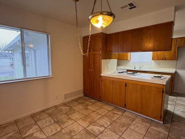 Foto del edificio - Three Bed, Two Bath Home In North Stockton