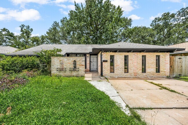 Foto del edificio - 5618 Briarwick Ln